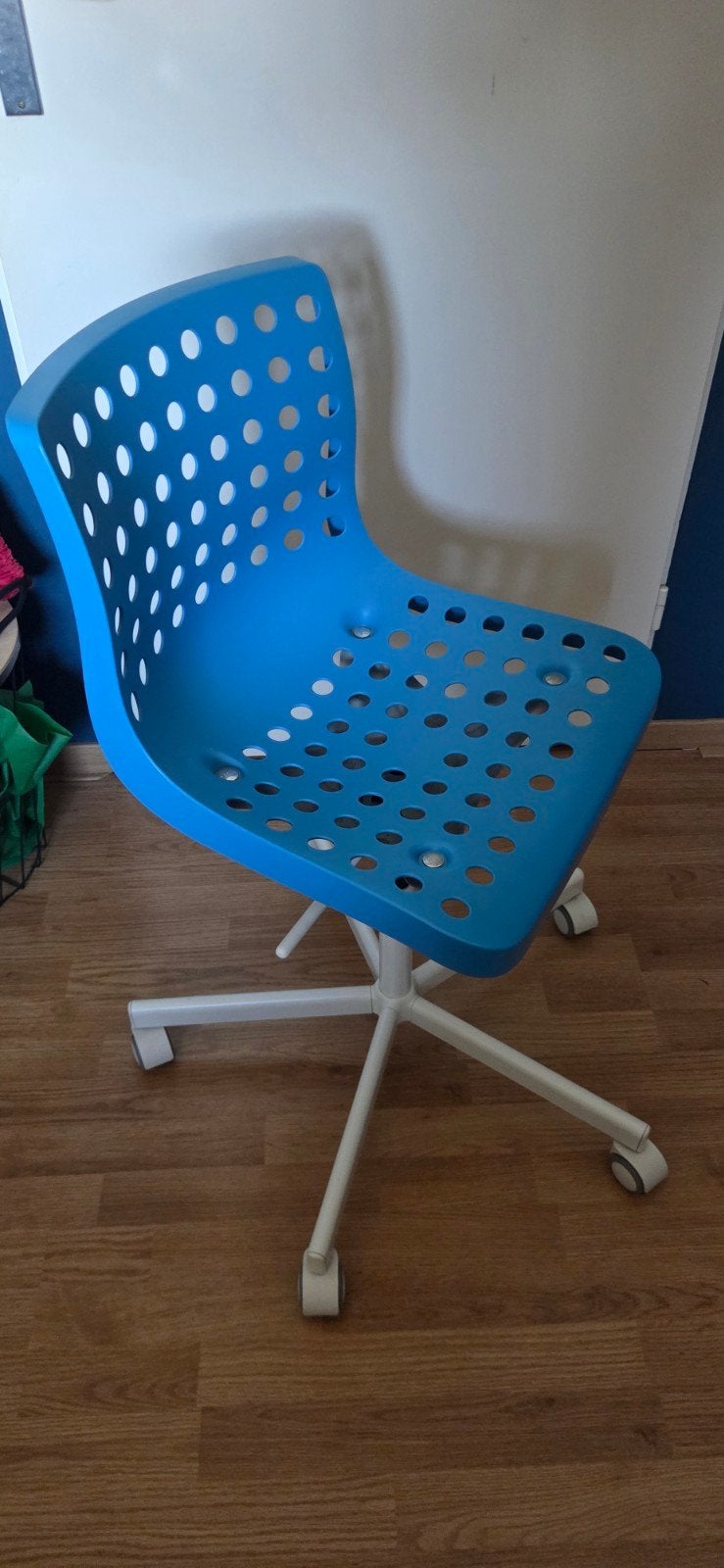 Blauwe bureaustoel met wielen, Ophalen