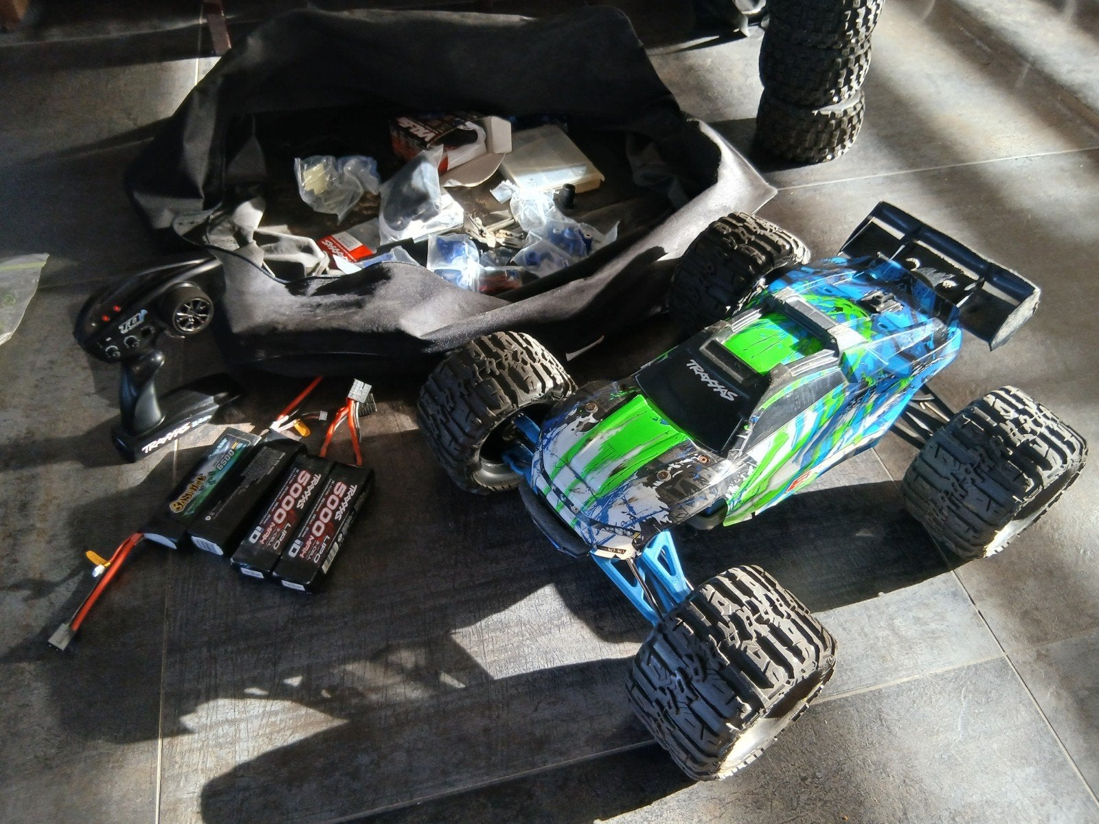 Traxxas ERevo 1/8 Lipo accu's zender en extra onderdelen, Gebruikt, Auto offroad, Schaal 1:8, Ophalen
