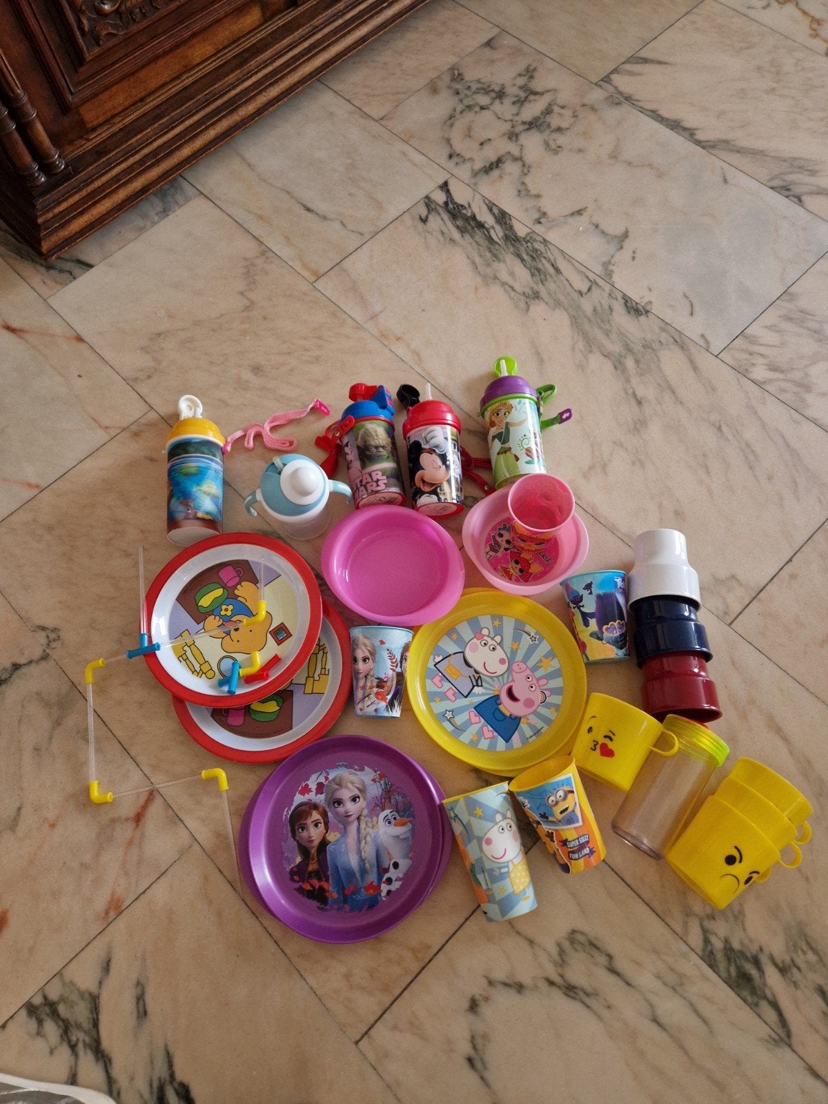 Partij plastic bordjes en bekers., Overige materialen, Gebruikt, Ophalen of Verzenden, Bord(en)