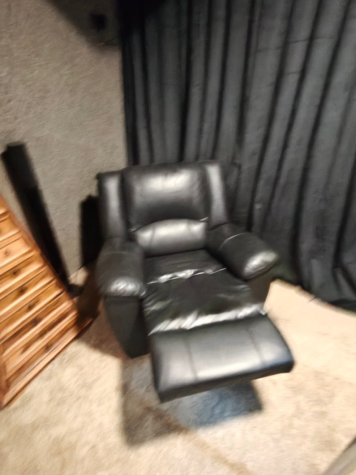 Zwarte leren relaxfauteuil - Comfortabel en verstelbaar, Ophalen, Gebruikt, 100 tot 125 cm, Modern, Comfort