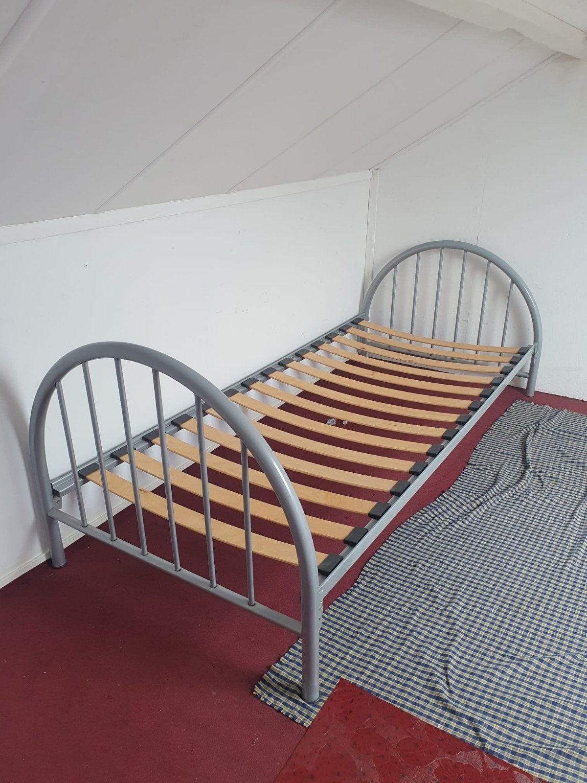 Eenpersoonsbed met lattenbodem - Grijs metaal, Ophalen, Gebruikt, 90 cm, Eenpersoons