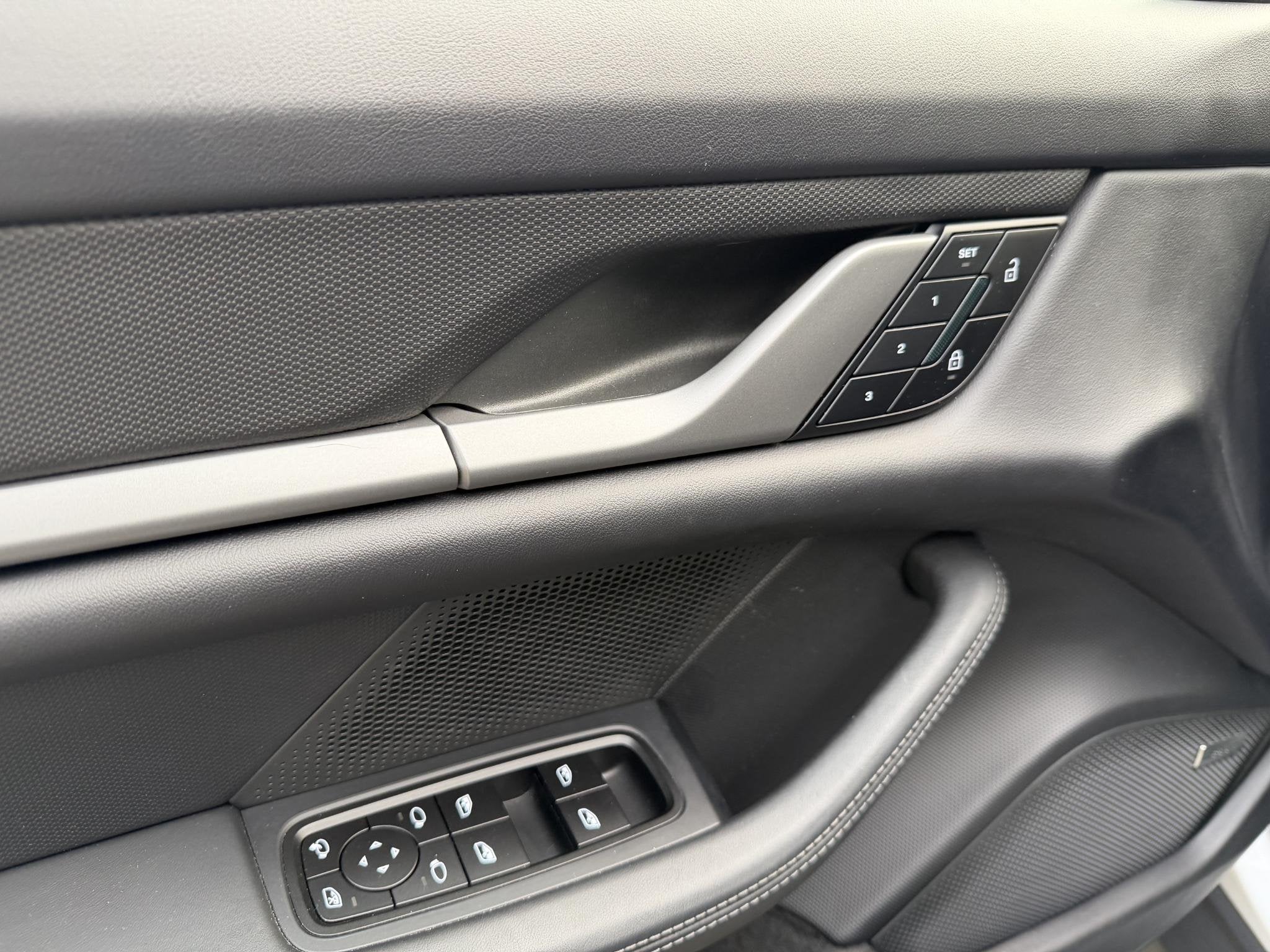 Foto 4 van Porsche Taycan Sport Turismo Black Edition 105 kWh luchtveri