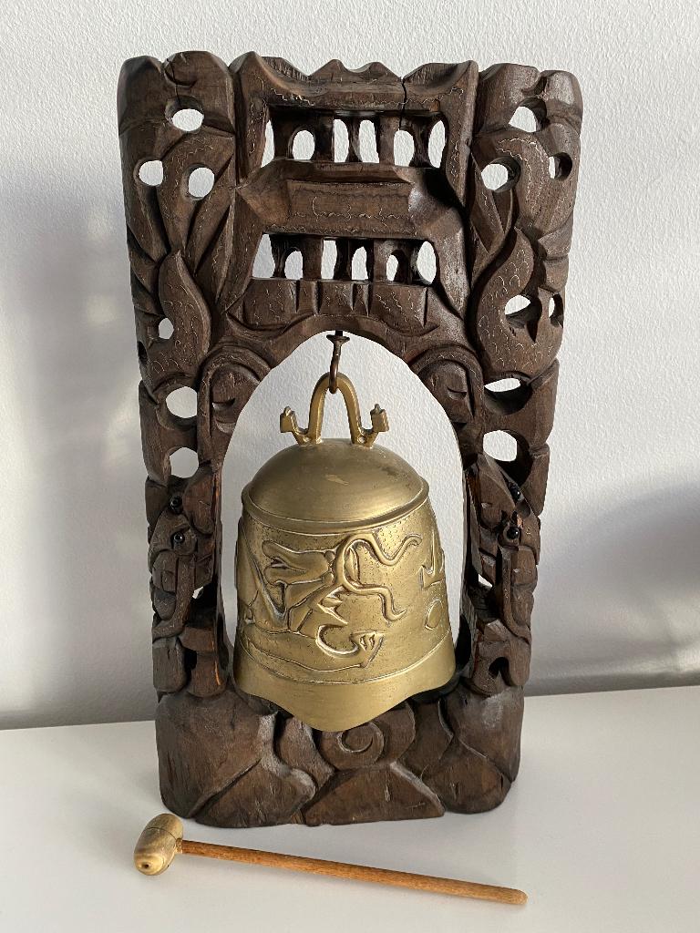 antieke bronzen indische bel gong in houtsnijwerk staander, Ophalen, Brons
