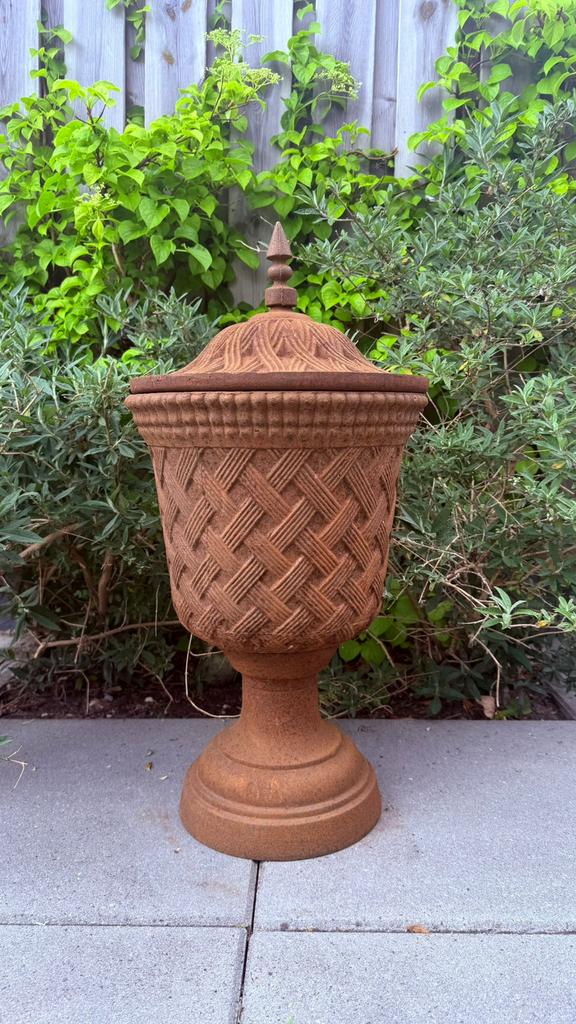 Decoratieve gietijzeren bloempot Franse vaas met deksel, Tuin en Terras, Tuinvazen, Ophalen, Gebruikt, Nvt, Nvt