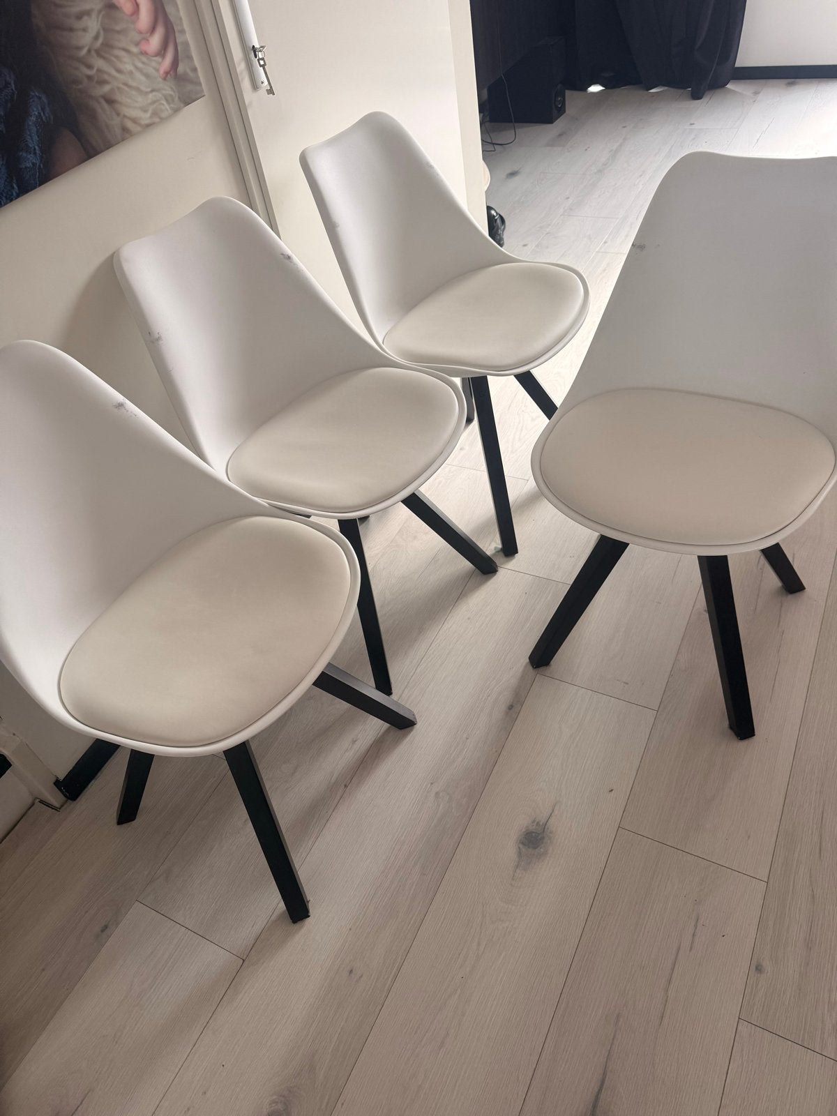 Set van 4 witte stoelen met zwarte poten, Huis en Inrichting, Stoelen, Ophalen, Kunststof, Gebruikt, Wit