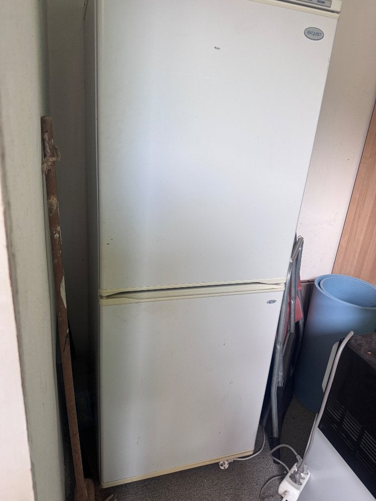 Gratis koelkast met vriezer DEFECT - onderdelen of reparatie, Witgoed en Apparatuur, Ophalen, 200 liter of meer, Met aparte vriezer