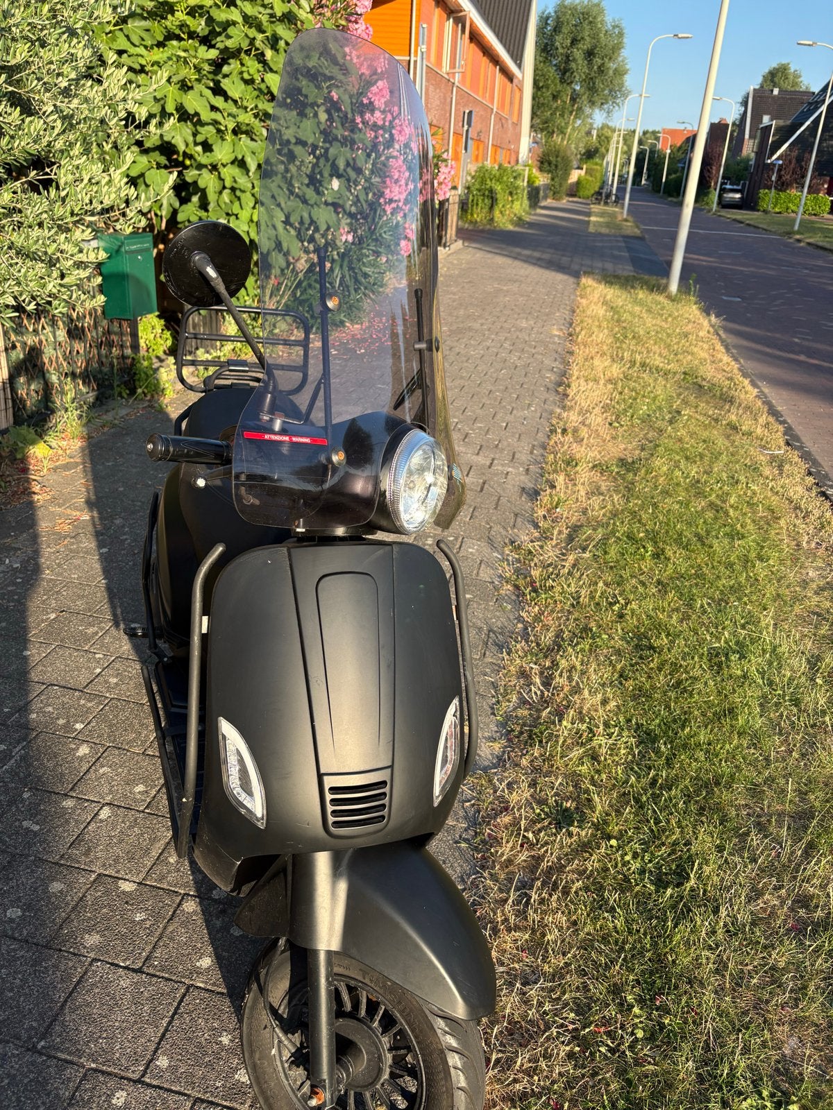 Matzwarte scooter met windscherm en bagagerek, Gebruikt, Benzine, Ophalen, Overige merken