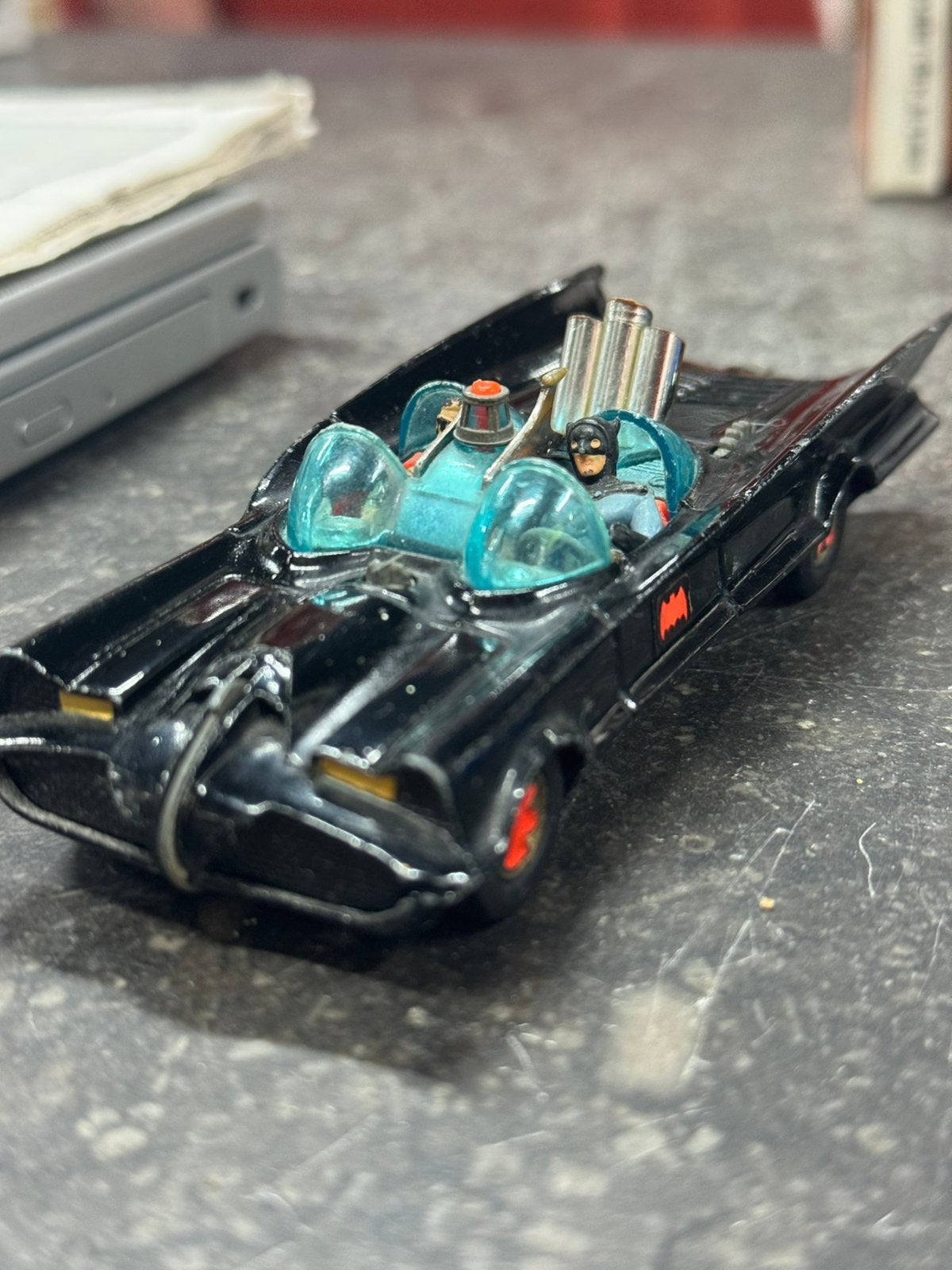 Jaren 60 vintage batmobile Corgi toys no. 267, Verzamelen, Speldjes, Pins en Buttons, Ophalen of Verzenden, Zo goed als nieuw