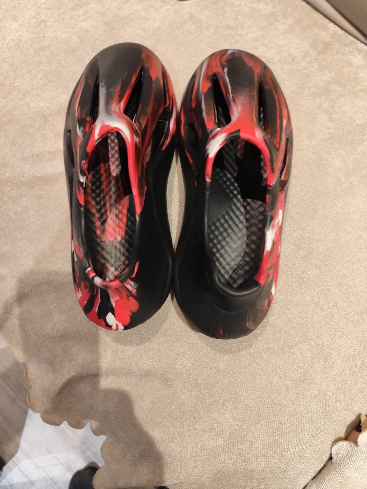 Comfortabele Zwarte en Rode Slippers Maat 46-47, Kleding | Heren, Schoenen, Slippers, Overige kleuren, Onbekend, Nieuw