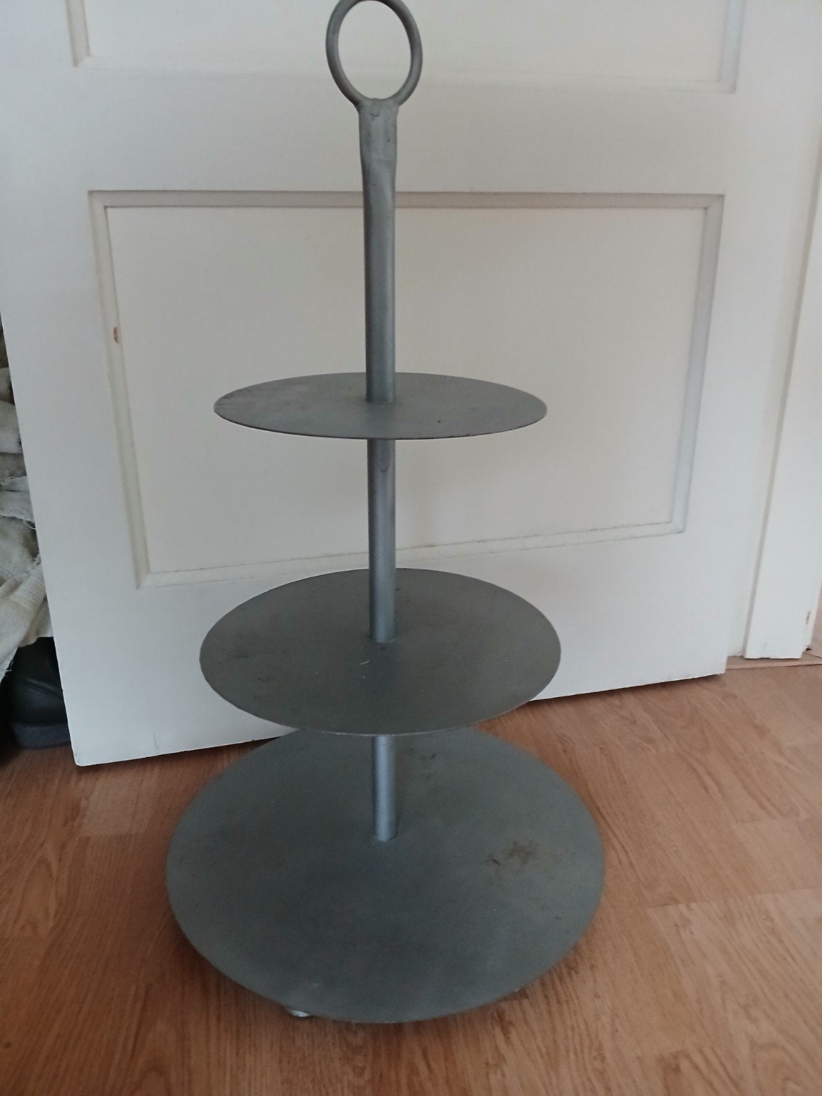 Metalen etagere met 3 ronde plateaus - grijs, Huis en Inrichting, Ophalen, Gebruikt, Rond, Metaal