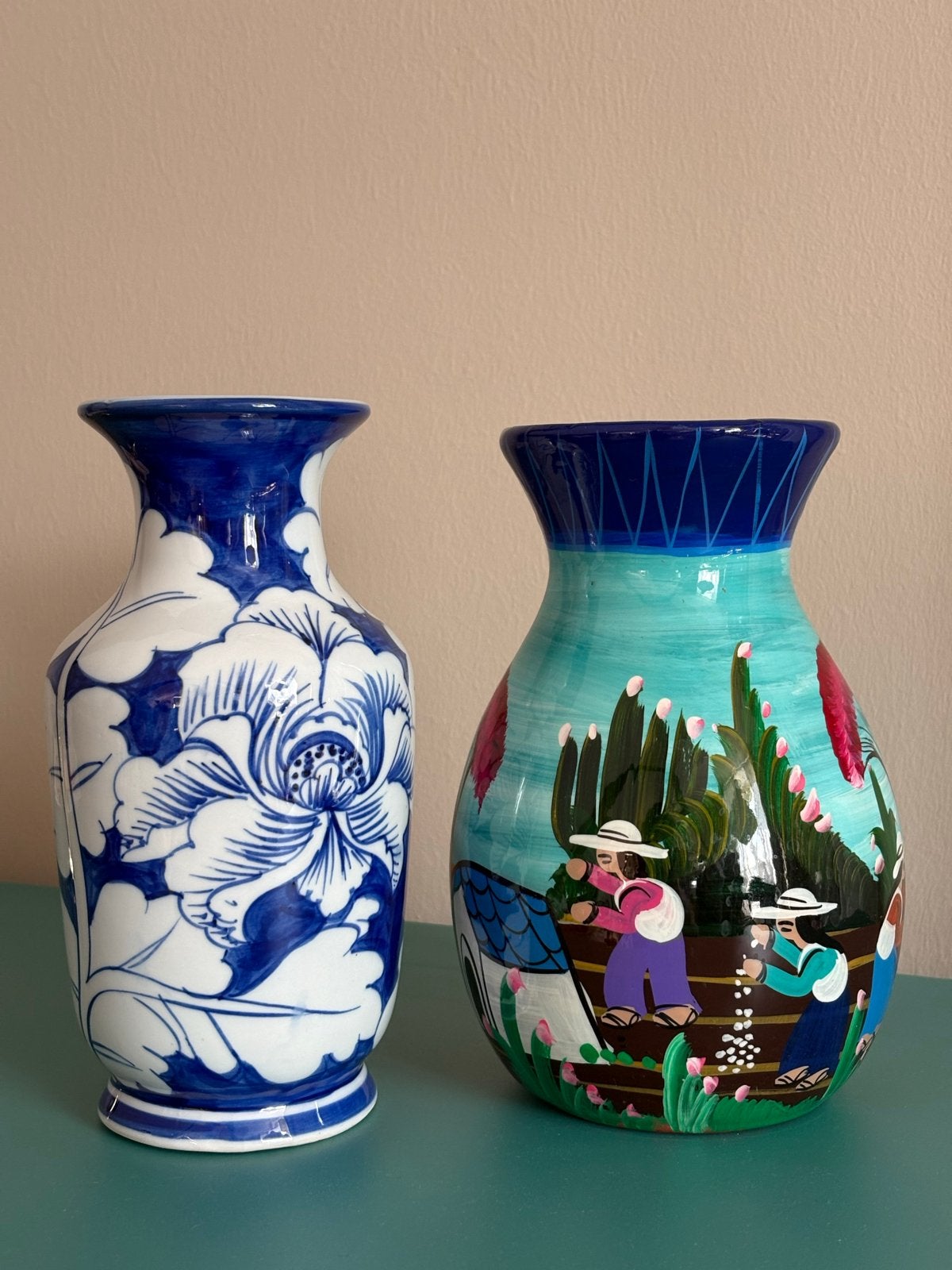 Kleurrijk vazen duo: Delfts blauw en Mexicaans handgeschilde, Ophalen, Zo goed als nieuw, Meerkleurig, Steen/keramiek