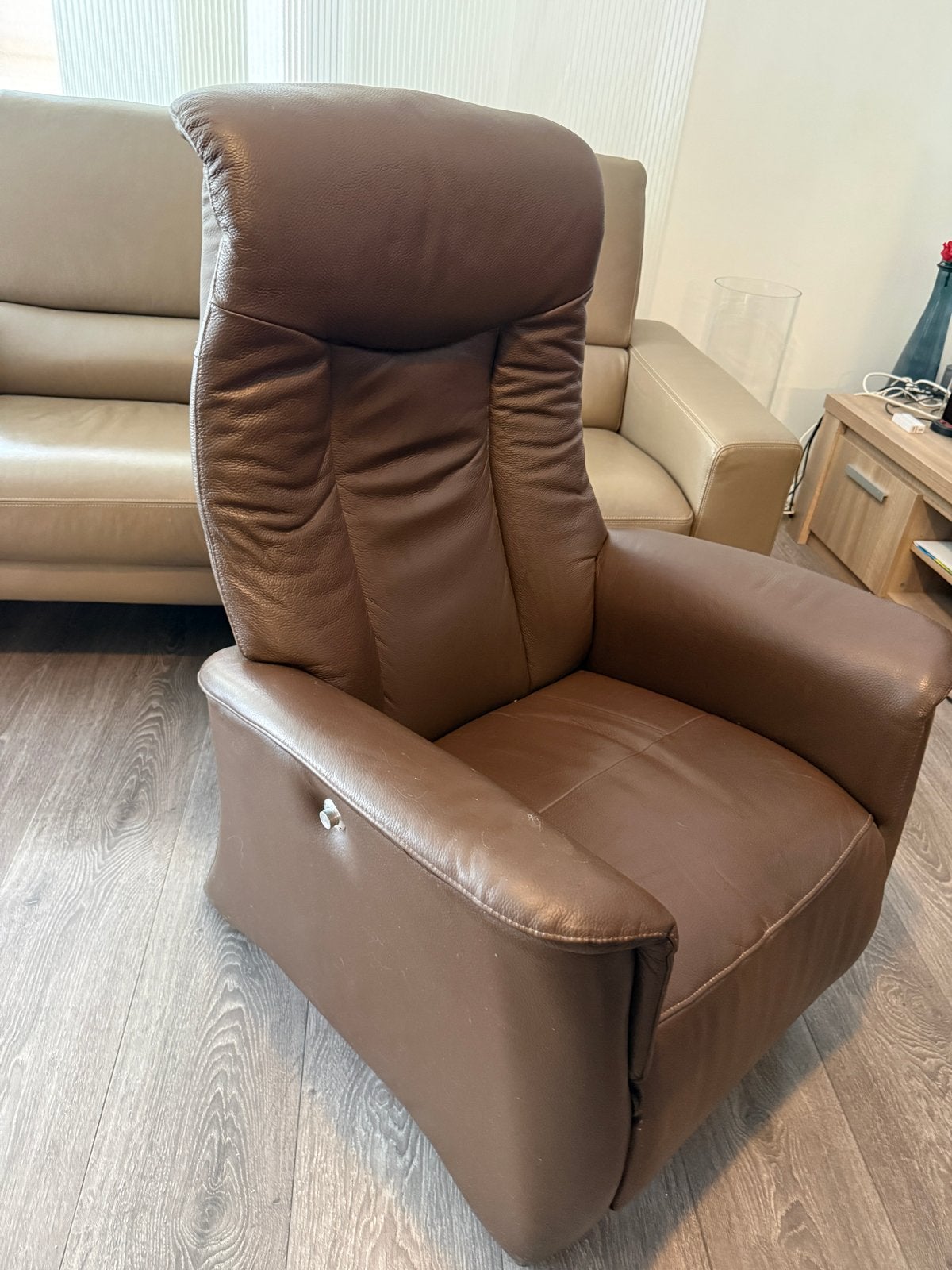 Comfortabele bruine leren relaxfauteuil met bon, Ophalen, Zo goed als nieuw, Leer, 75 tot 100 cm