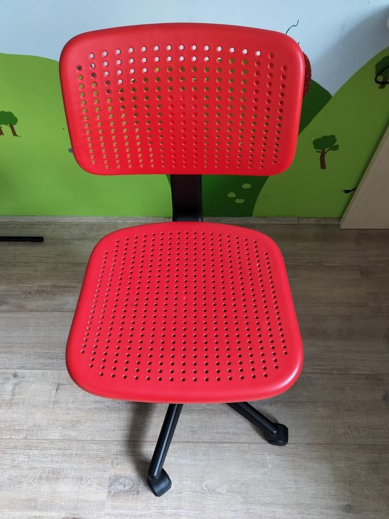 Leuke rode kinder bureaustoel - Zeer goede staat, Ophalen, Zo goed als nieuw, Rood, Bureaustoel