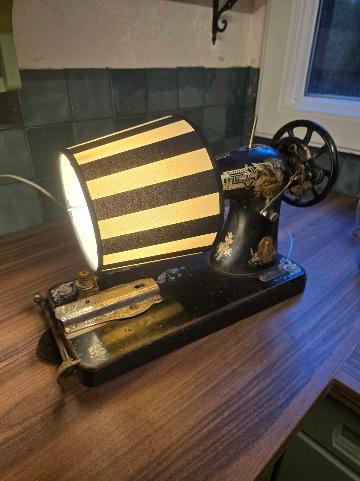 Unieke Singer naaimachine lamp - Vintage design, Ophalen