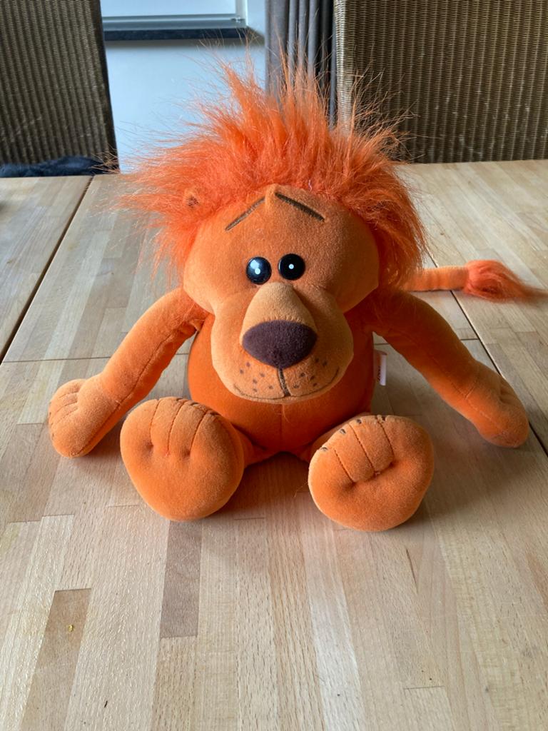 Grommende Leeuw Spaarpot - Oranje Pluche, Verzamelen, Spaarpotten, Ophalen of Verzenden, Gebruikt, Kunststof, Dier