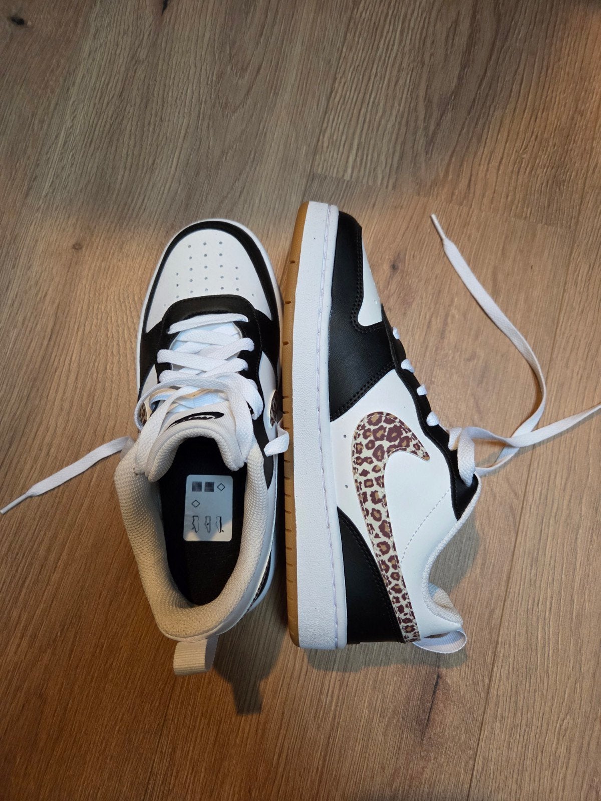 Nike Court Borough Low - Zwart/Wit/Luipaard, Jongen of Meisje, Schoenen, Nieuw, Ophalen of Verzenden