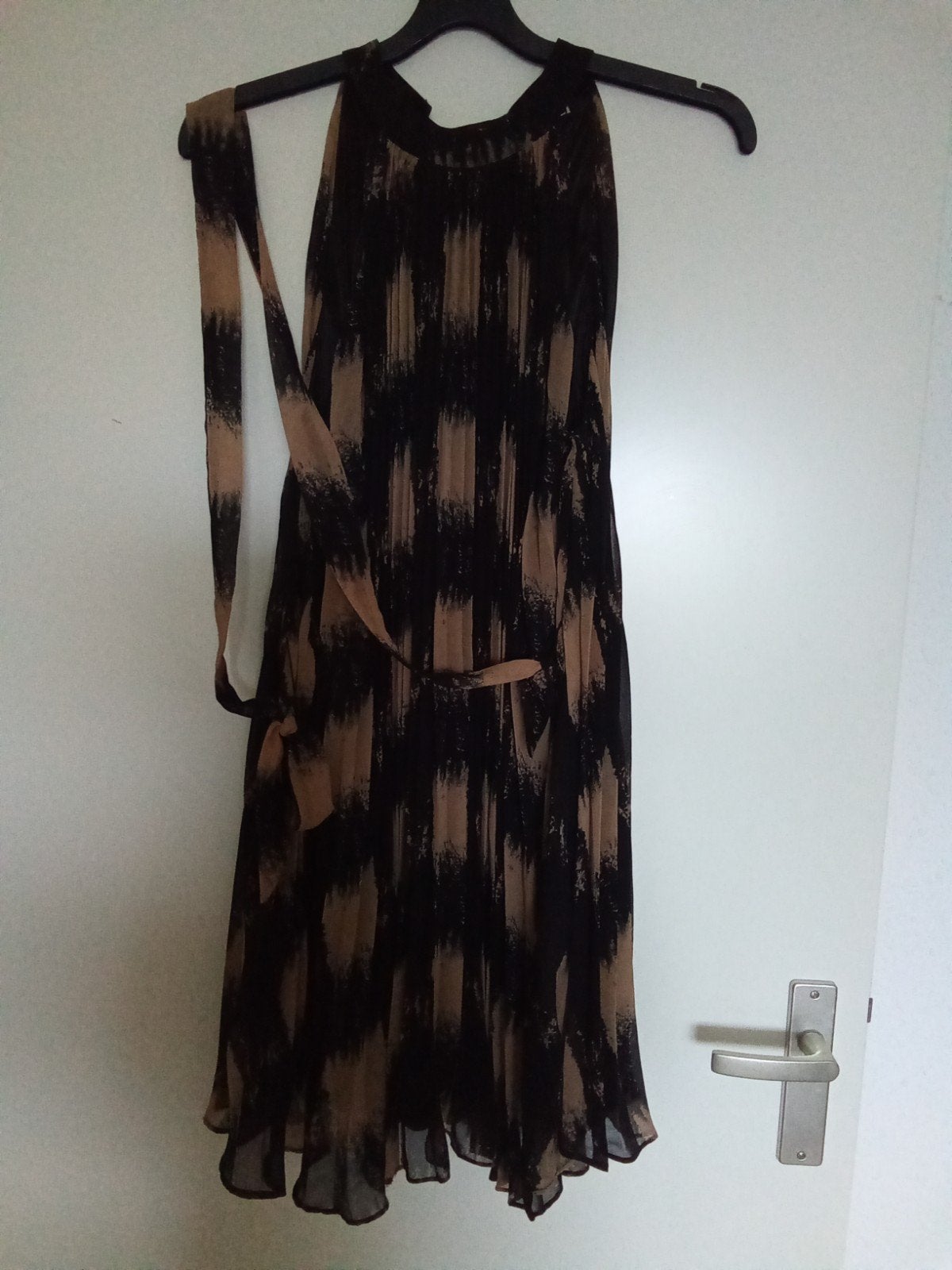 Forever 21 Halterjurk Zwart/Beige Maat M, Kleding | Dames, Maat 38/40 (M), Zwart, Ophalen of Verzenden, Zo goed als nieuw