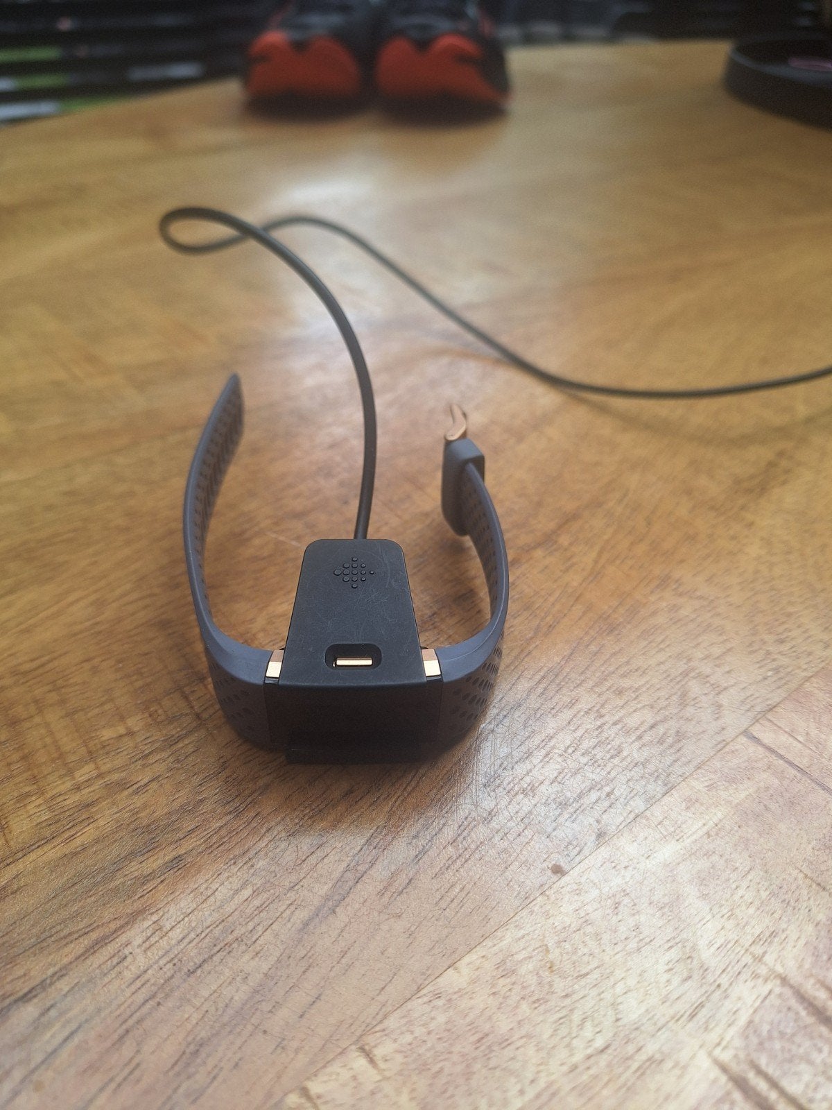 Fitbit Charge 2 activity tracker met oplader, Ophalen of Verzenden, Gebruikt, Grijs, Fitbit