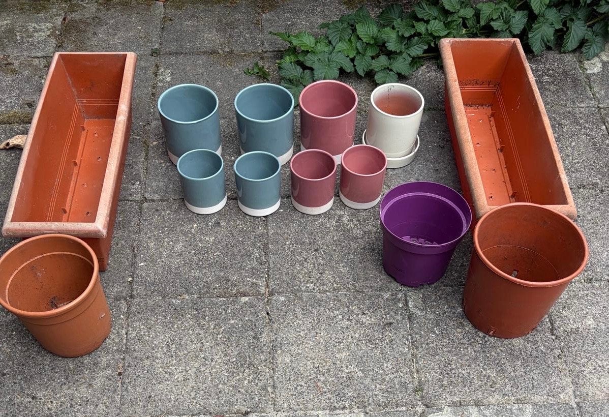 8 porseleinen en 5 kunststof bloempotten, Overige materialen, Gebruikt, Rond, Binnen