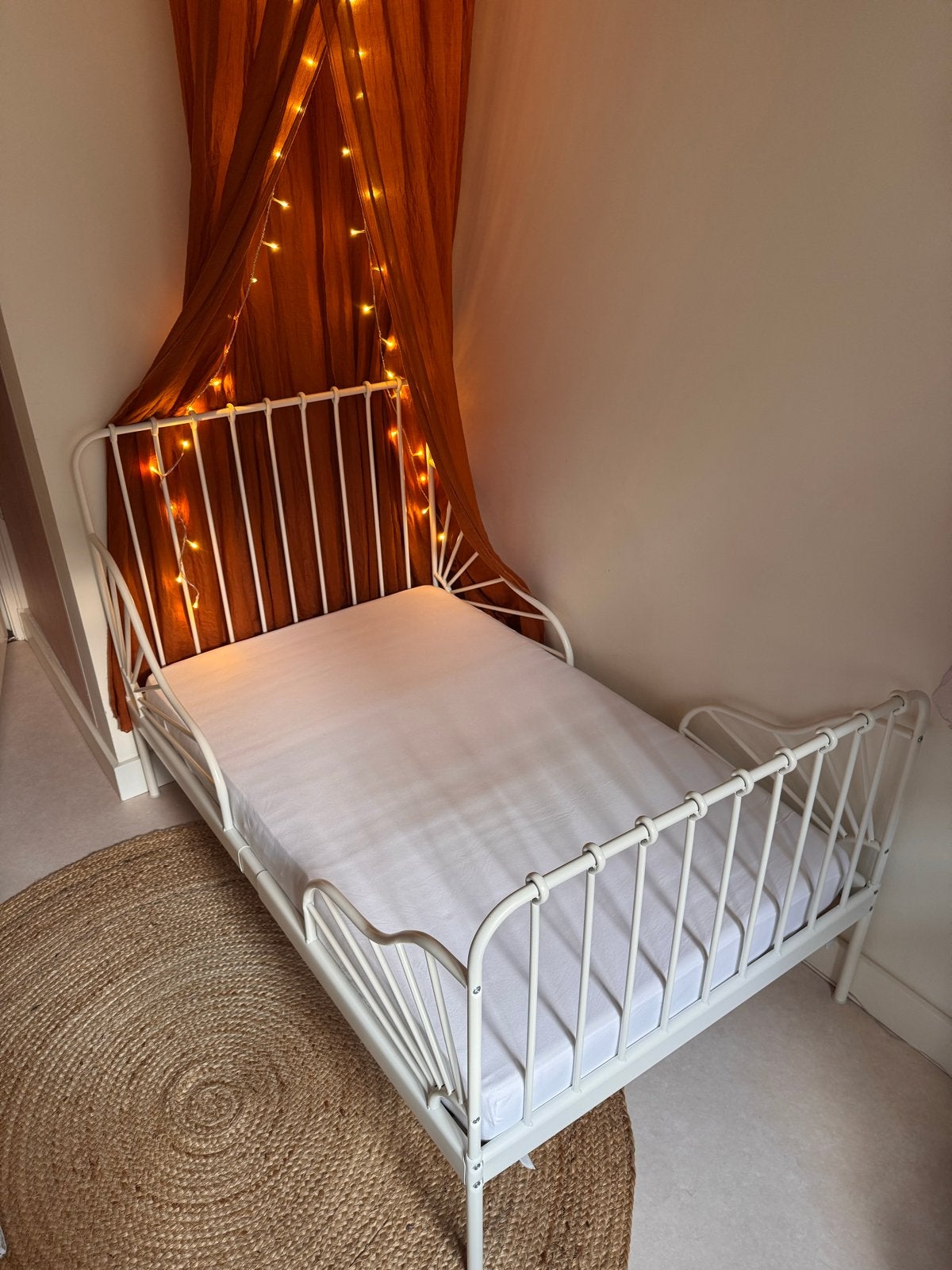 Ikea Minnen meegroeibed met Ömsint matras - z.g.a.n., Kinderen en Baby's, Kinderkamer | Bedden, Ophalen, 70 tot 85 cm, Zo goed als nieuw
