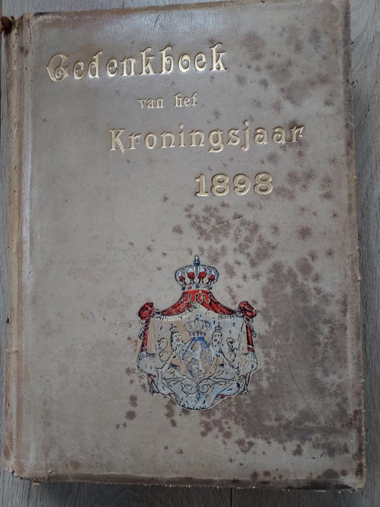 Gedenkboek Kroningsjaar 1898 Koningin Wilhelmina, Ophalen of Verzenden, Gebruikt, Tijdschrift of Boek