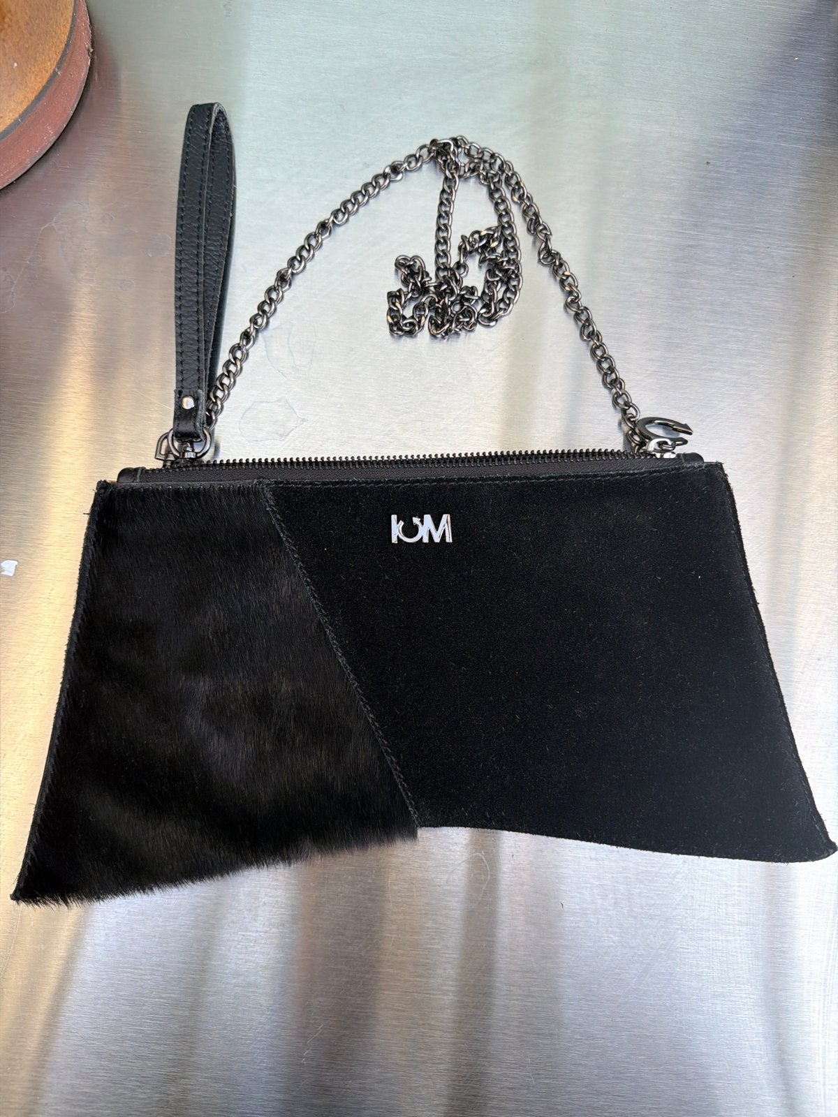 Zwart ISM clutch tasje met ketting en polsbandje, Sieraden, Tassen en Uiterlijk, Tassen | Damestassen, Ophalen of Verzenden, Zo goed als nieuw