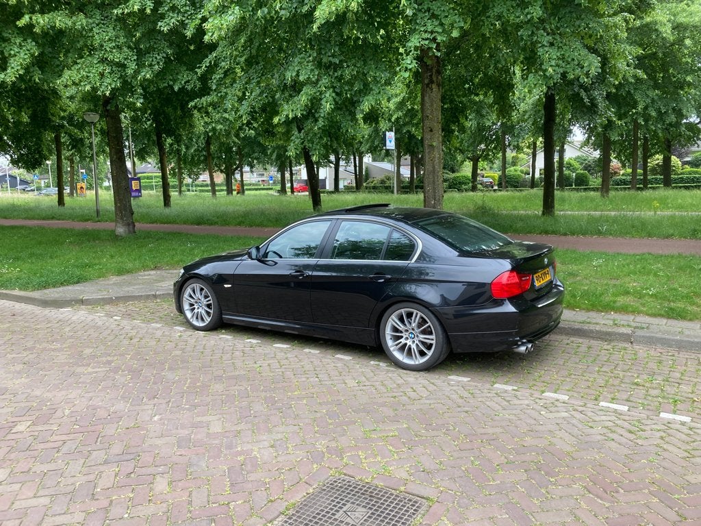 BMW 325i E90 2010 high executive sportpakket, Auto's, BMW, 745 kg, Achterwielaandrijving, Zwart, 75 €/maand