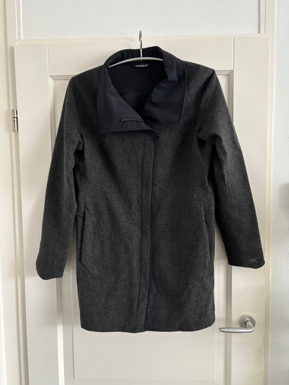 Arc’teryx wollen jas met fleece binnenkant antraciet maat L, Ophalen of Verzenden, Zo goed als nieuw, Maat 42/44 (L), Grijs