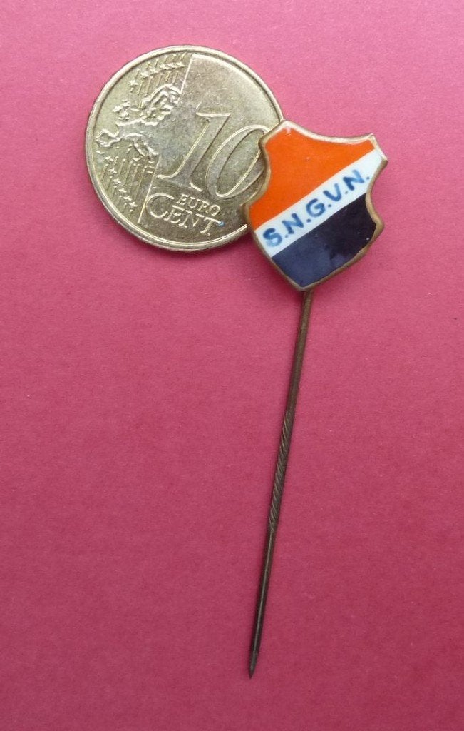 Voetbalspeldje zgn plasticje S.N.G.V.N.   (Nd Scharwoude ?), Ophalen of Verzenden, Gebruikt, Sport, Speldje of Pin