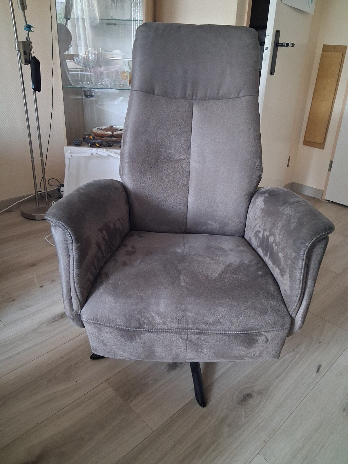 Comfortabele grijze relaxfauteuil