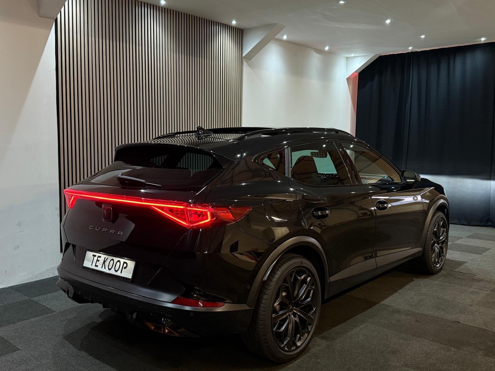 Cupra Formentor 1.4 e-Hybrid VZ Copper Tribe Edition Pano 36, Gebruikt, 4 cilinders, Zwart, Hybride Elektrisch/Benzine