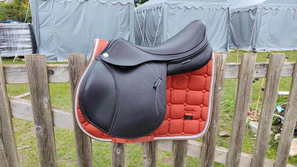 Nieuw prestige Skyward 16 inch springzadel zwart, Dieren en Toebehoren, Paarden en Pony's | Zadels, Ophalen, Nieuw, Springen