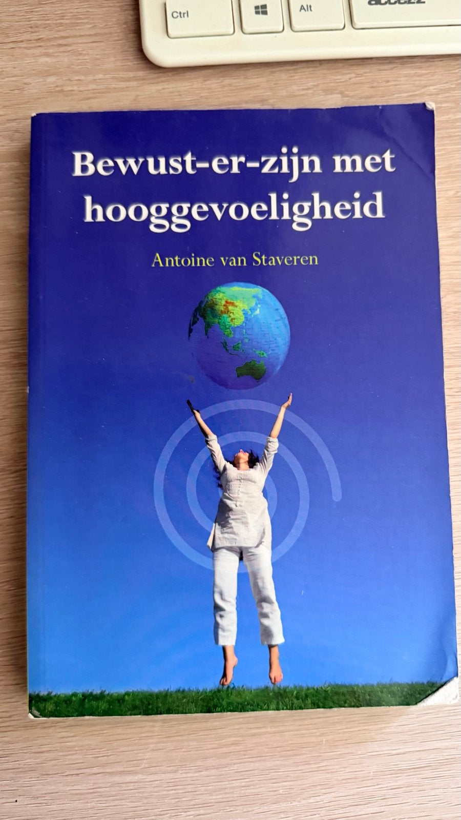 Bewust-er-zijn met hooggevoeligheid - Antoine van Staveren, Ophalen of Verzenden, Gelezen, Spiritualiteit algemeen, Achtergrond en Informatie