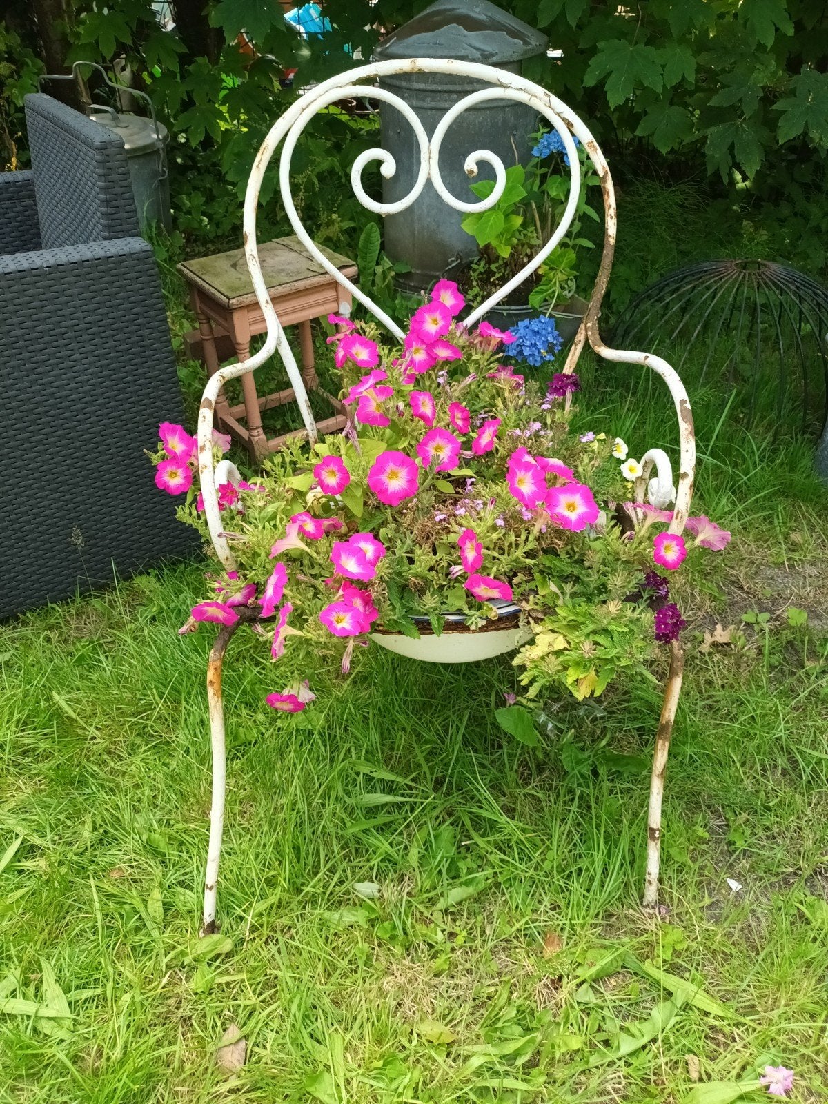 Decoratieve metalen stoel met bloembak, Ophalen