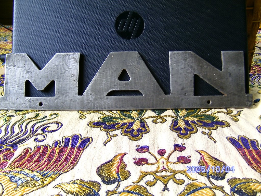 embleem logo metalen man vrachtwagen diesel merk vintage, Verzamelen, Ophalen of Verzenden, Zo goed als nieuw, Auto's