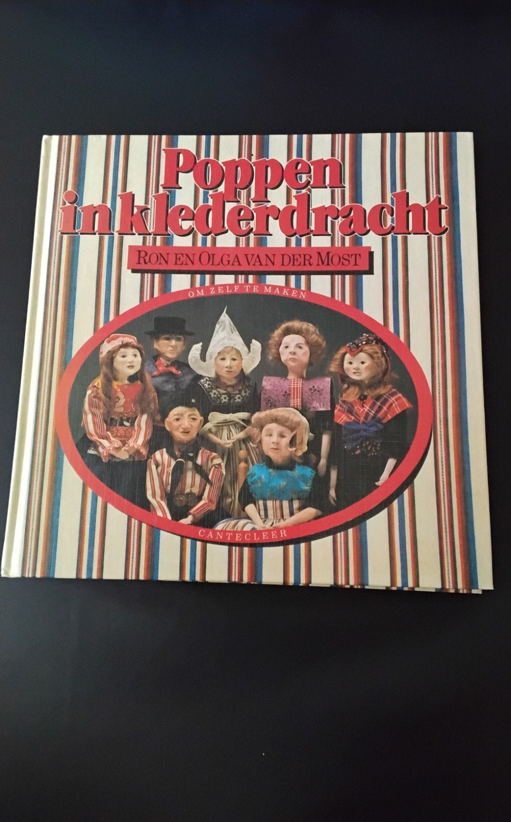 Poppen in klederdracht - Ron en Olga van der Most, Boeken, Ophalen of Verzenden, Zo goed als nieuw, Ron en Olga van der Most