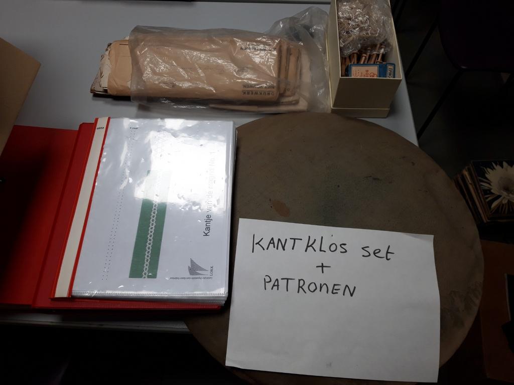 Grote verzameling kantklossen: patronen, boeken en toebehore, Ophalen of Verzenden, Gebruikt
