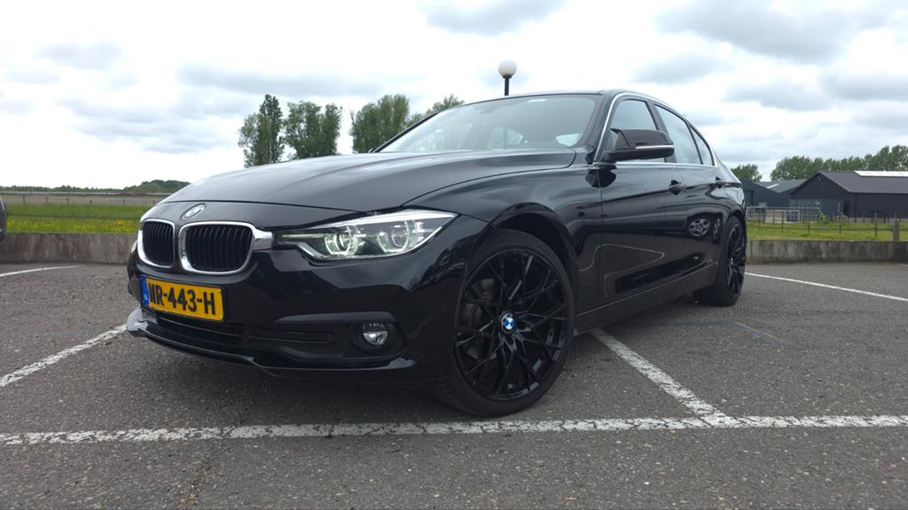 BMW 3-Serie 318i 136pk Aut 2017 Zwart, Auto's, Automaat, Zwart, Zwart, 75 €/maand
