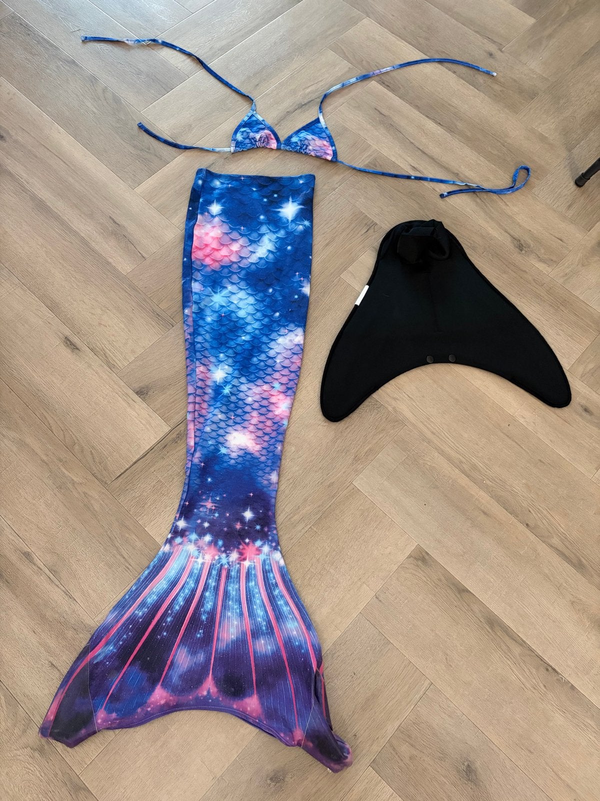 Zeemeerminstaart met bikini en monovin - mt 134 / 140, Ophalen, Zo goed als nieuw, Meerkleurig, Overige typen