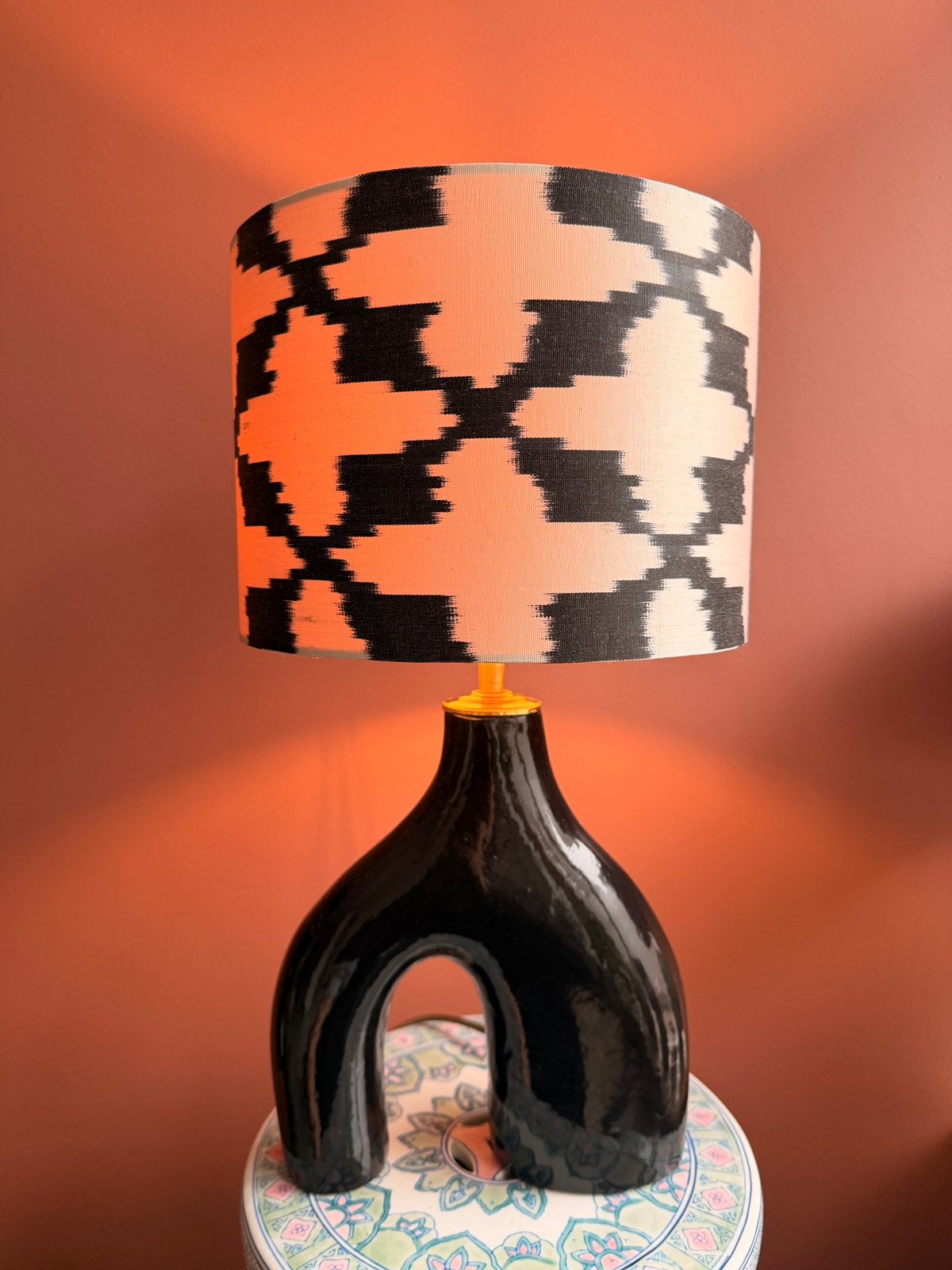 Zwarte Marokkaanse vaas-lamp met zijden Ikat kap dia 25cm, Huis en Inrichting, Lampen | Tafellampen, Nieuw, Sfeerlamp, Zwart, Modern