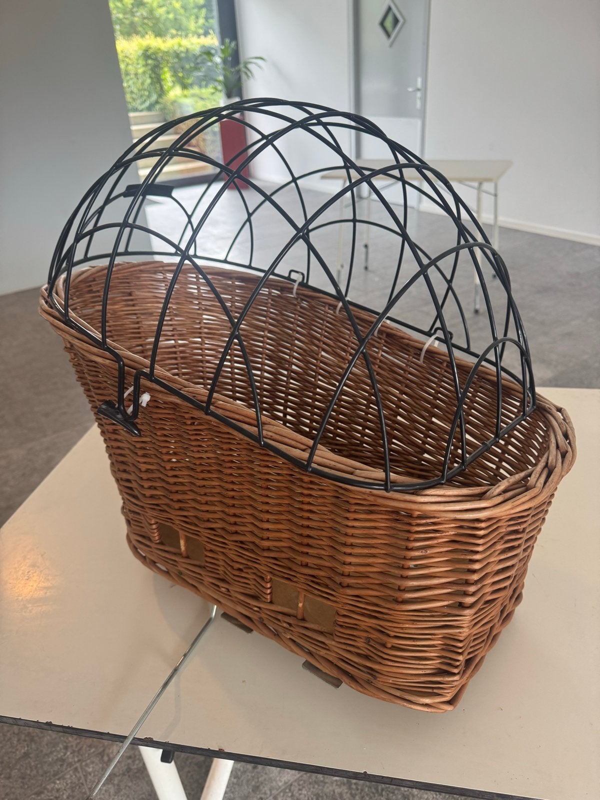 Rotan hondenfietsmand met metalen draadkap, Fietsen en Brommers, Fietsaccessoires | Fietsmanden, Ophalen, Gebruikt, Fietsmand