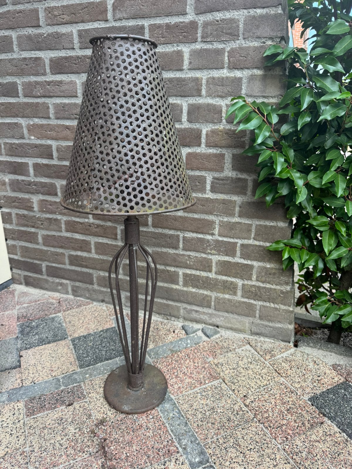 Gietijzeren ornament     In devorm van lamp, Ophalen, Gebruikt, Wandlamp, Netvoeding