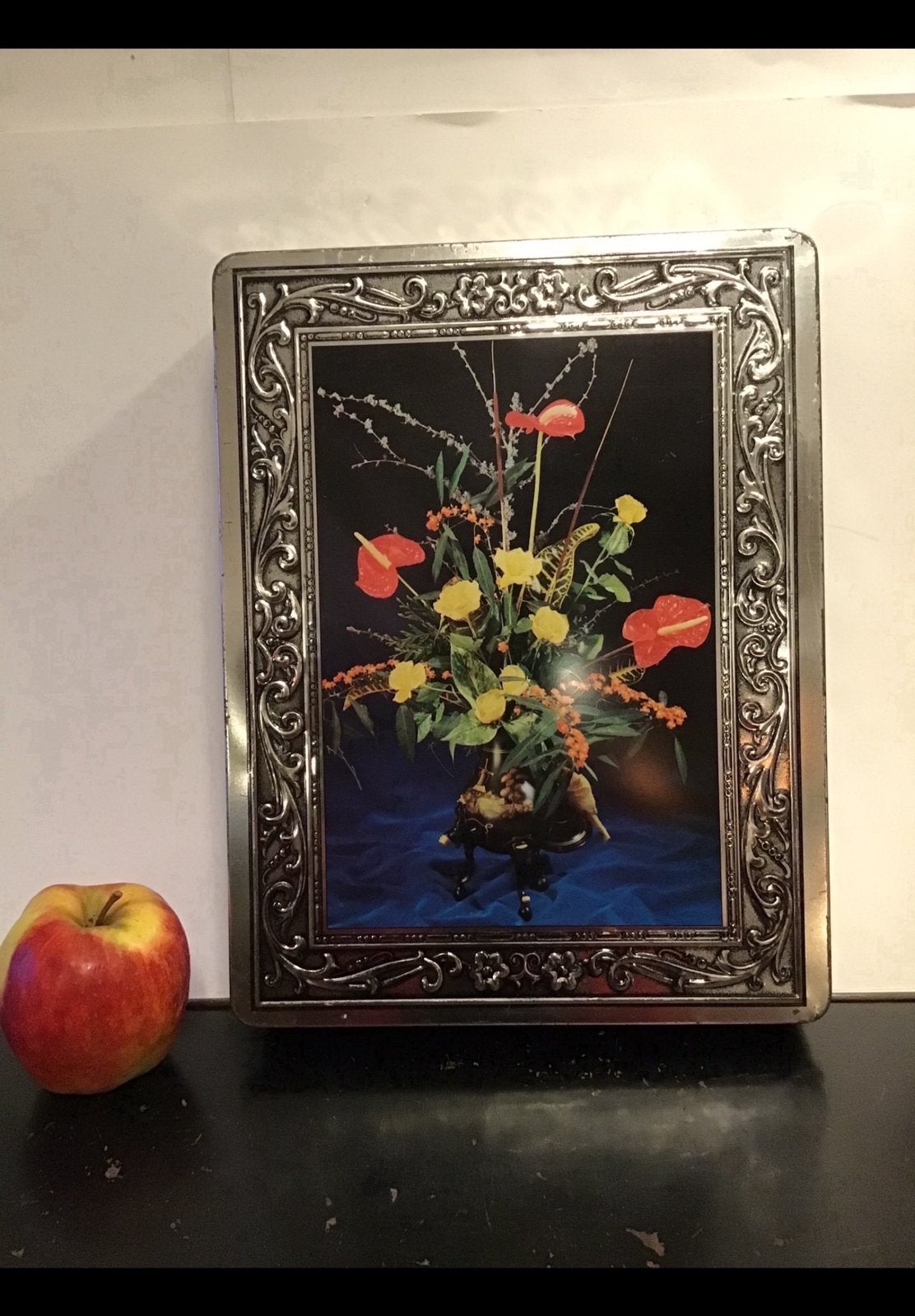 Groot plat zilverkleurig blik + bloemen / bloemstuk 32 x 25., Verzamelen, Blikken, Ophalen of Verzenden, Gebruikt, Overige