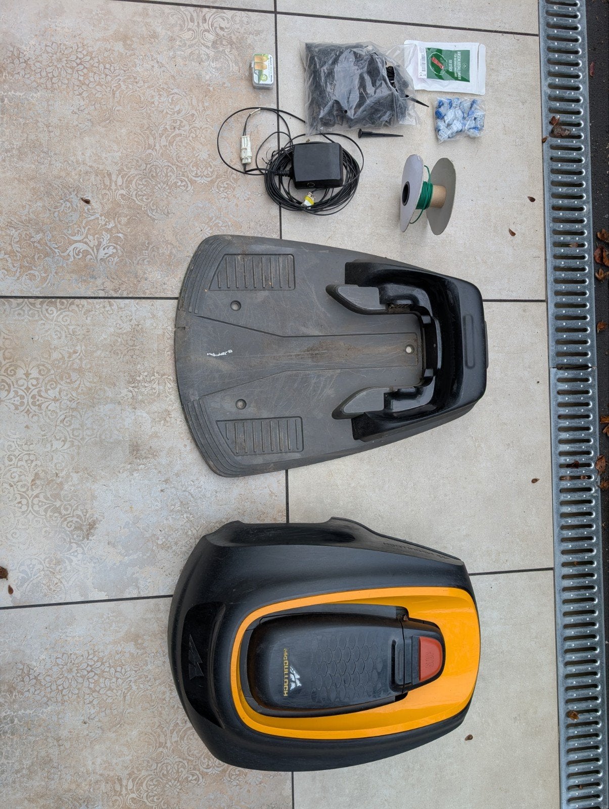 McCulloch ROB R600 Robotmaaier - Compleet met accessoires, Tuin en Terras, Cirkelmaaier, Gebruikt, Minder dan 30 cm, Accu-grasmaaier