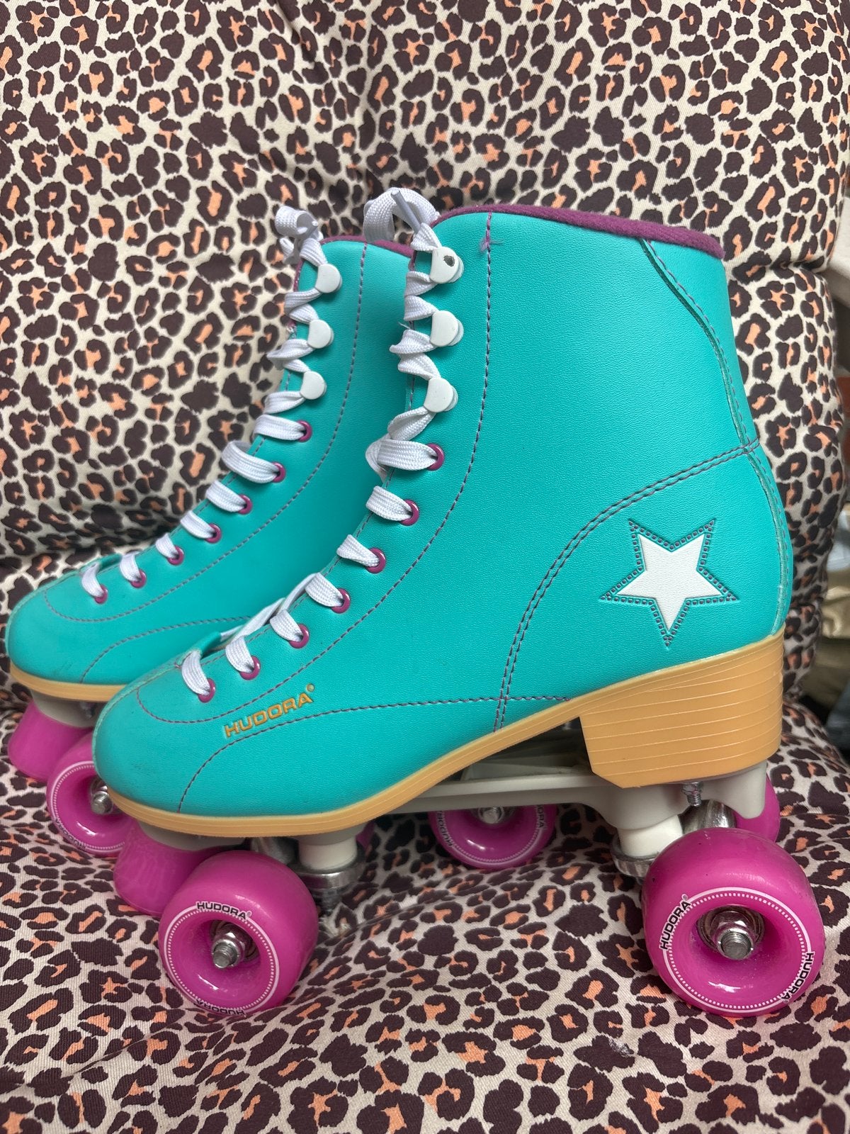 Hudora rolschaatsen - turquoise met roze wielen, Ophalen of Verzenden, Gebruikt, Overige typen, Overige merken
