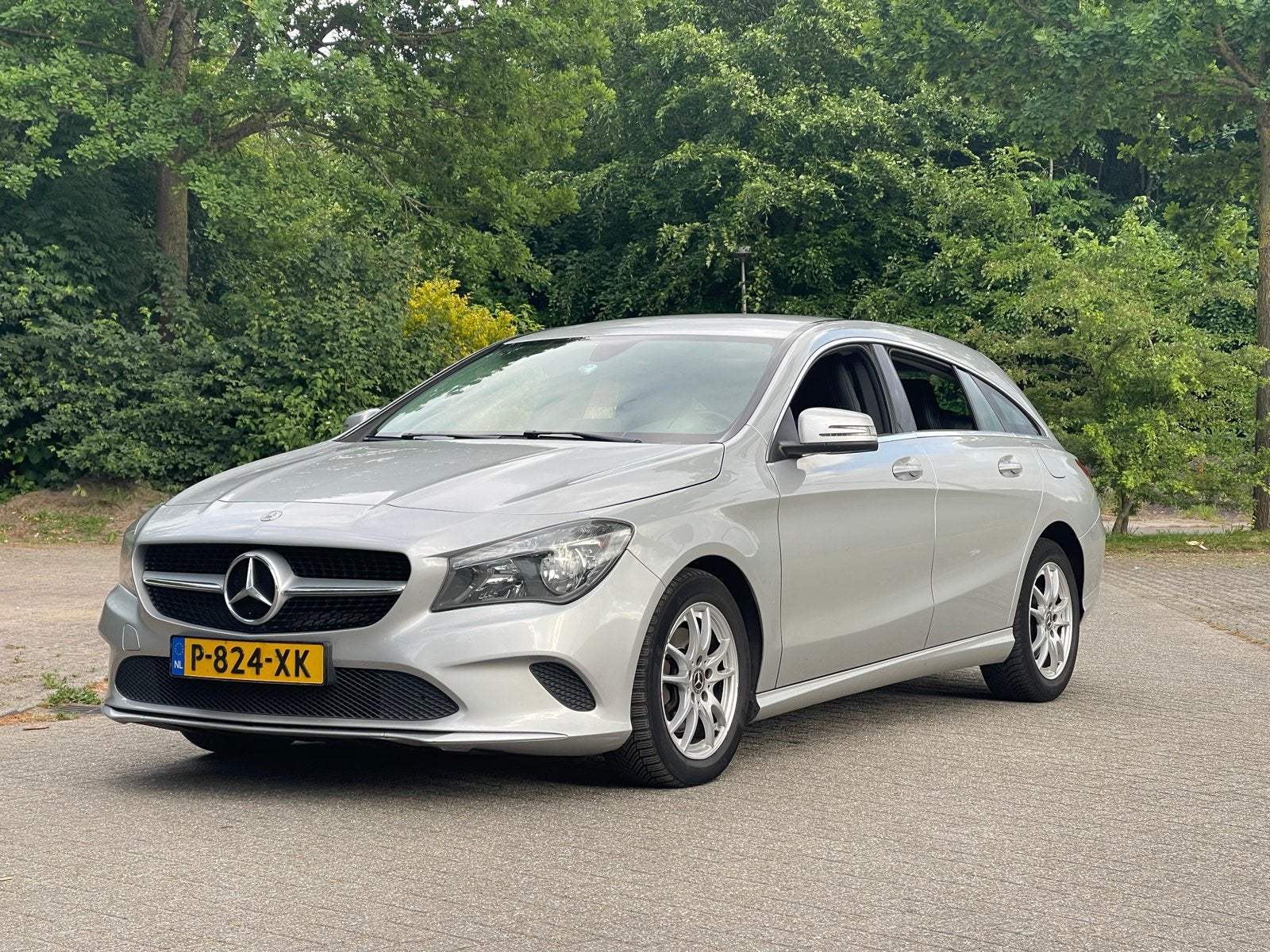 Mercedes-Benz CLA 180 122pk 7G-DCT 2017 Grijs, Auto's, CLA, 730 kg, 4 cilinders, Leder en Stof