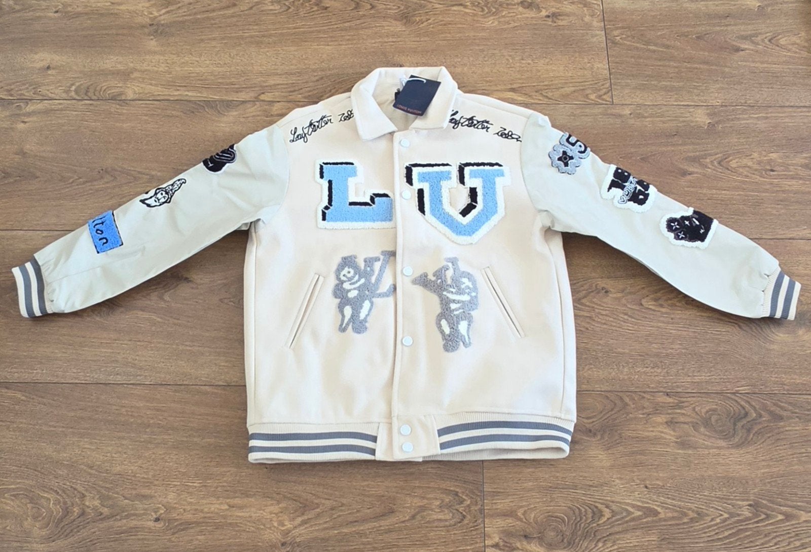 Louis Vuitton Varsity Jacket Bugs Bunny - Nieuw, Verzenden, Beige, Louis Vuitton, Maat 56/58 (XL)