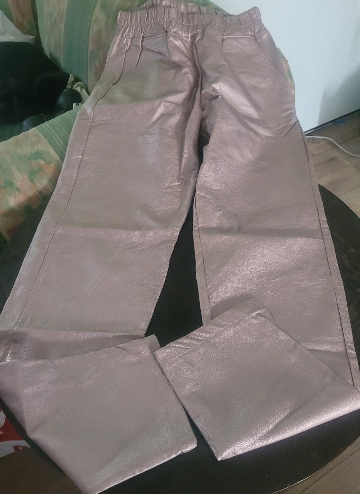 Roze glans lederlook broek mt 38, Kleding | Dames, Broeken en Pantalons, Ophalen, Zo goed als nieuw, Maat 38/40 (M), Roze