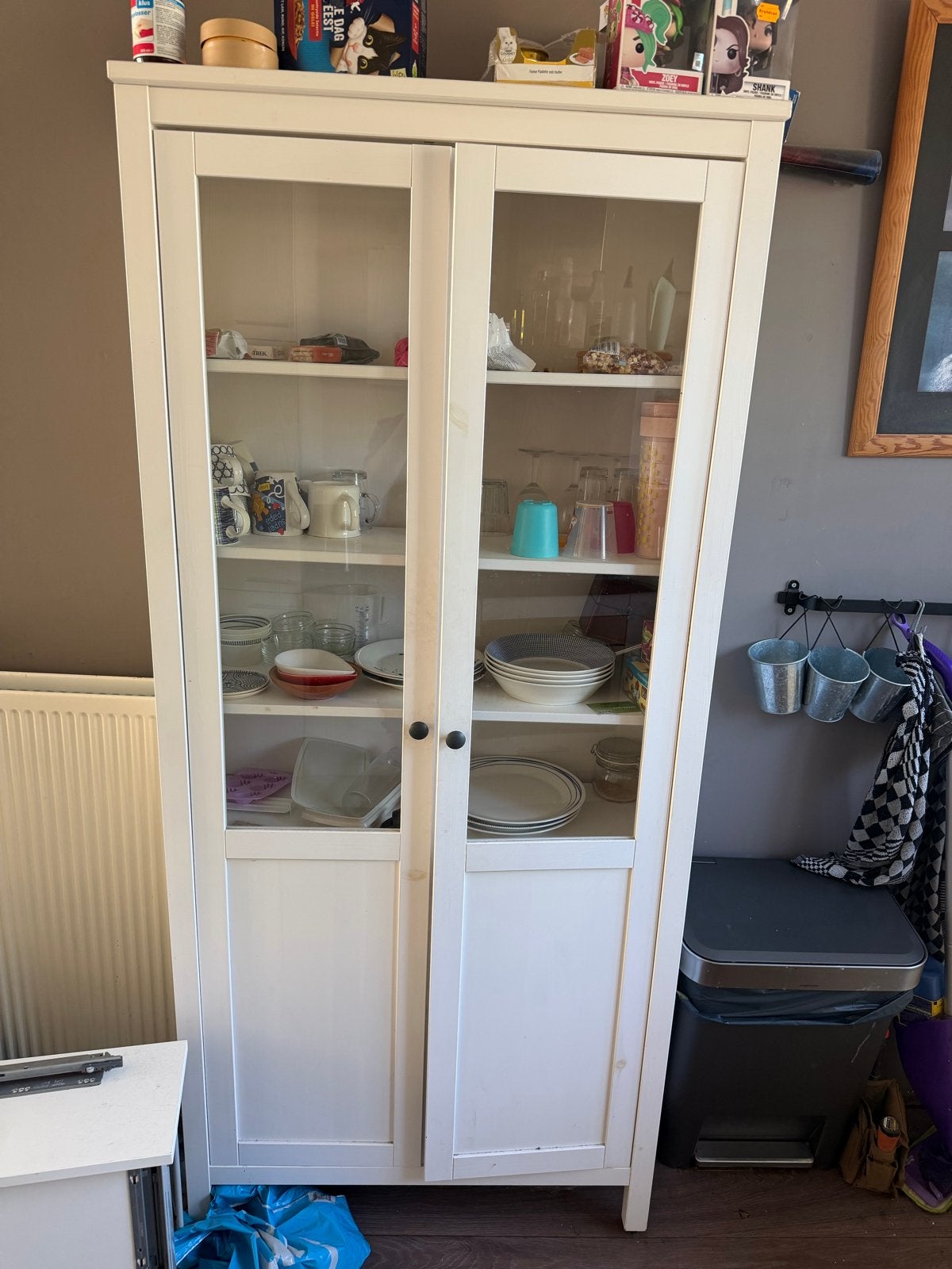 Witte vitrinekast met glazen deuren, Ophalen, Gebruikt, 50 tot 100 cm, 25 tot 50 cm