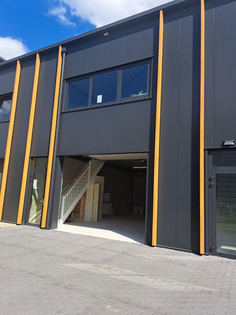Te Huur bedrijfsunit Loods Opslag Magazijn Showroom, Bedrijfsruimte